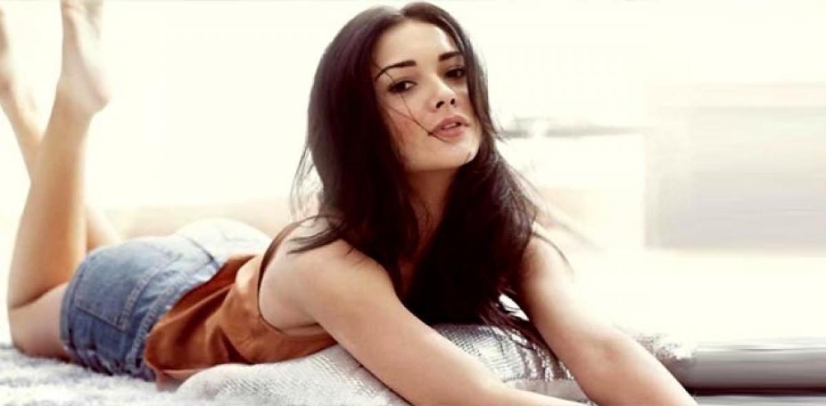 Amy Jackson turns showstopper for international designer Jayne Pierson !