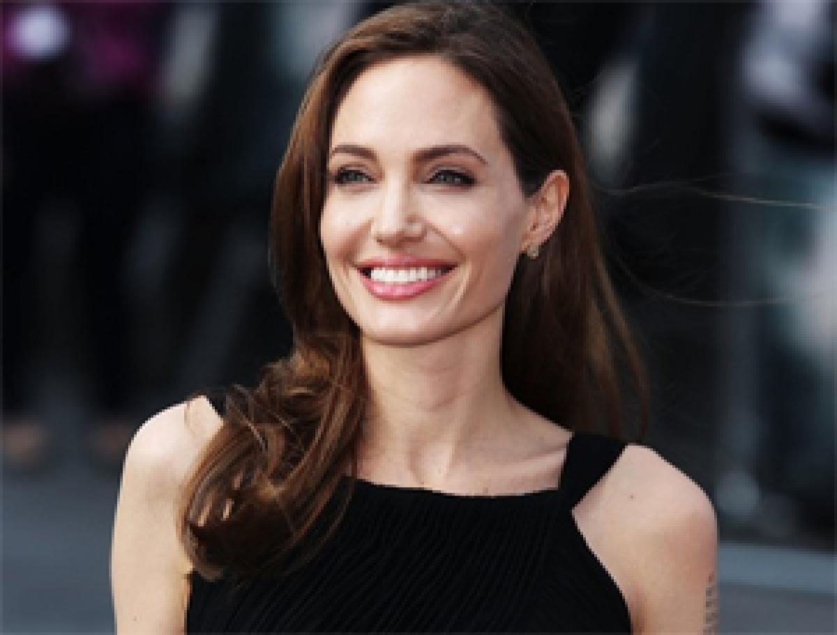 angelina-jolie-on-shopping-spree-with-kids