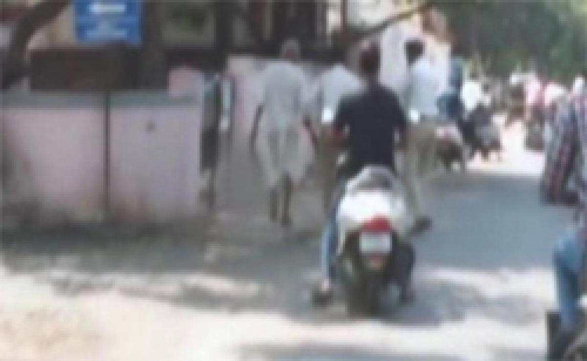 Pune: Man kills wife, walks on the street with her head
