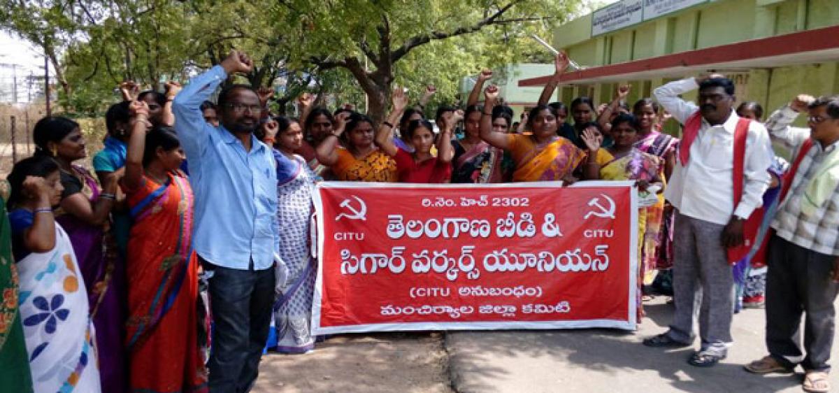 Beedi workers lay siege to Collectorate in Mancherial