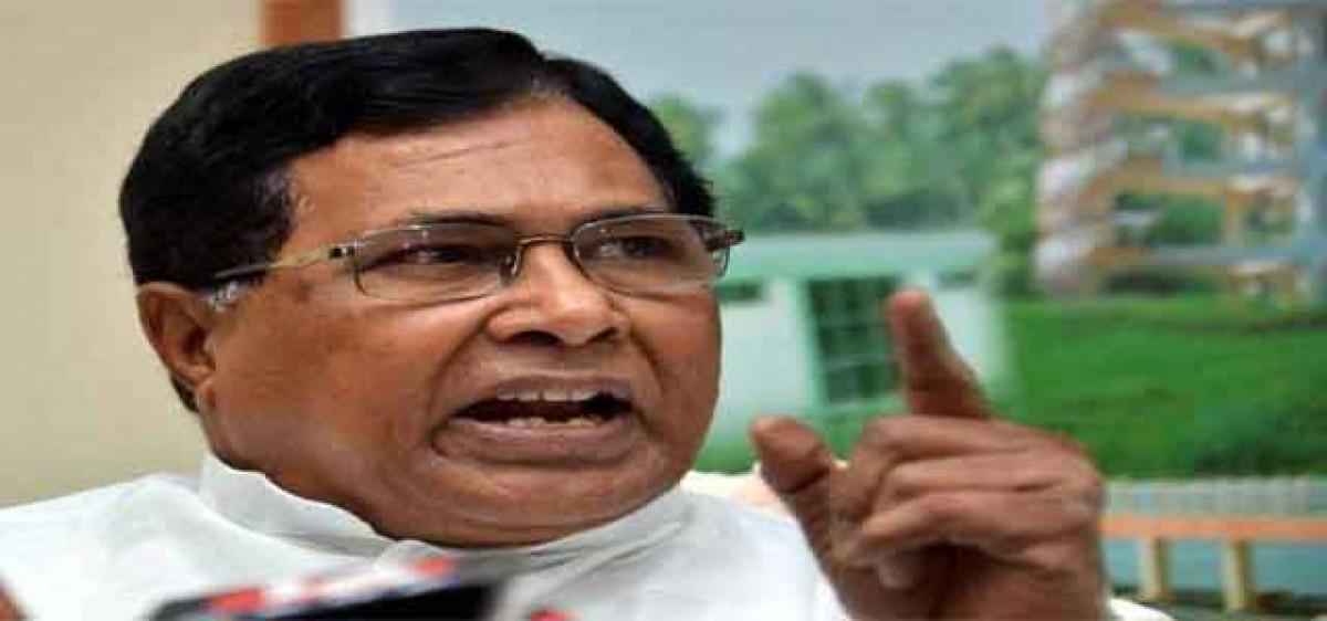 Jana slams TRS govt for filing cases against Congress men