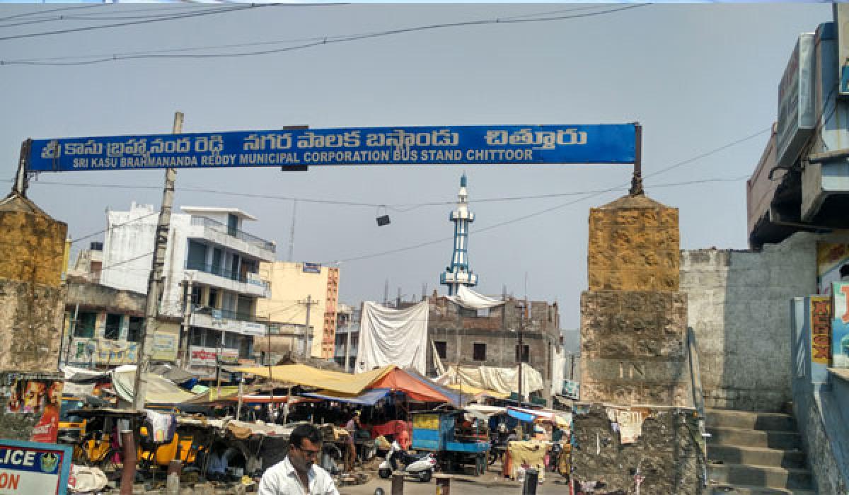 Street vendors, fruit sellers occupy vacant bus stand