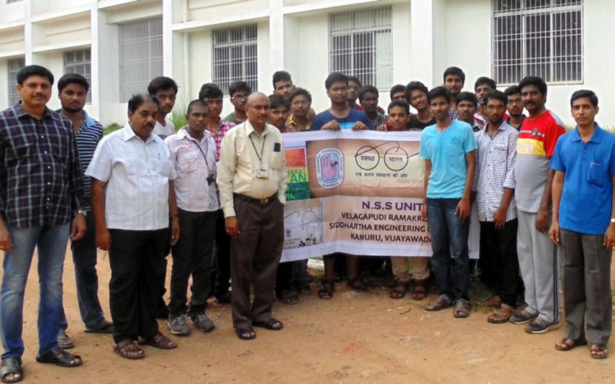 NSS students of Siddhartha engineering college Vijayawada on Swachch Bharat Mission photos