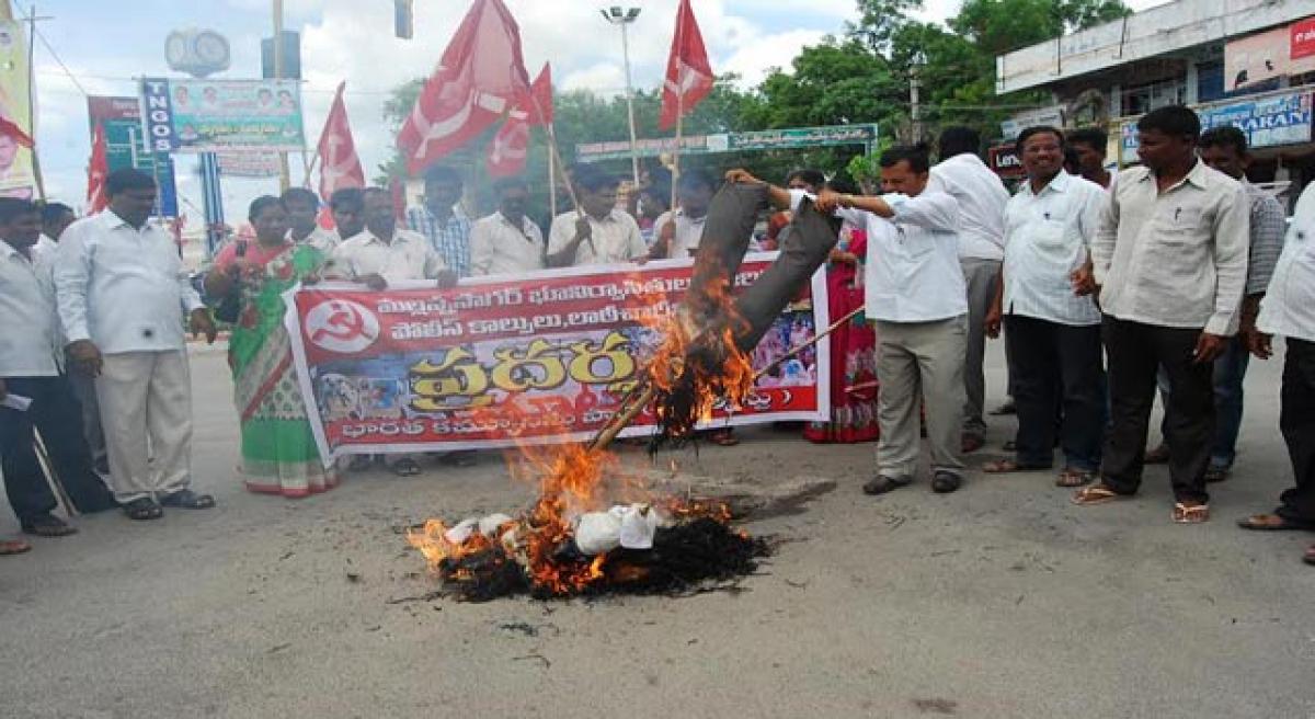 Oppn parties stage dharnas.