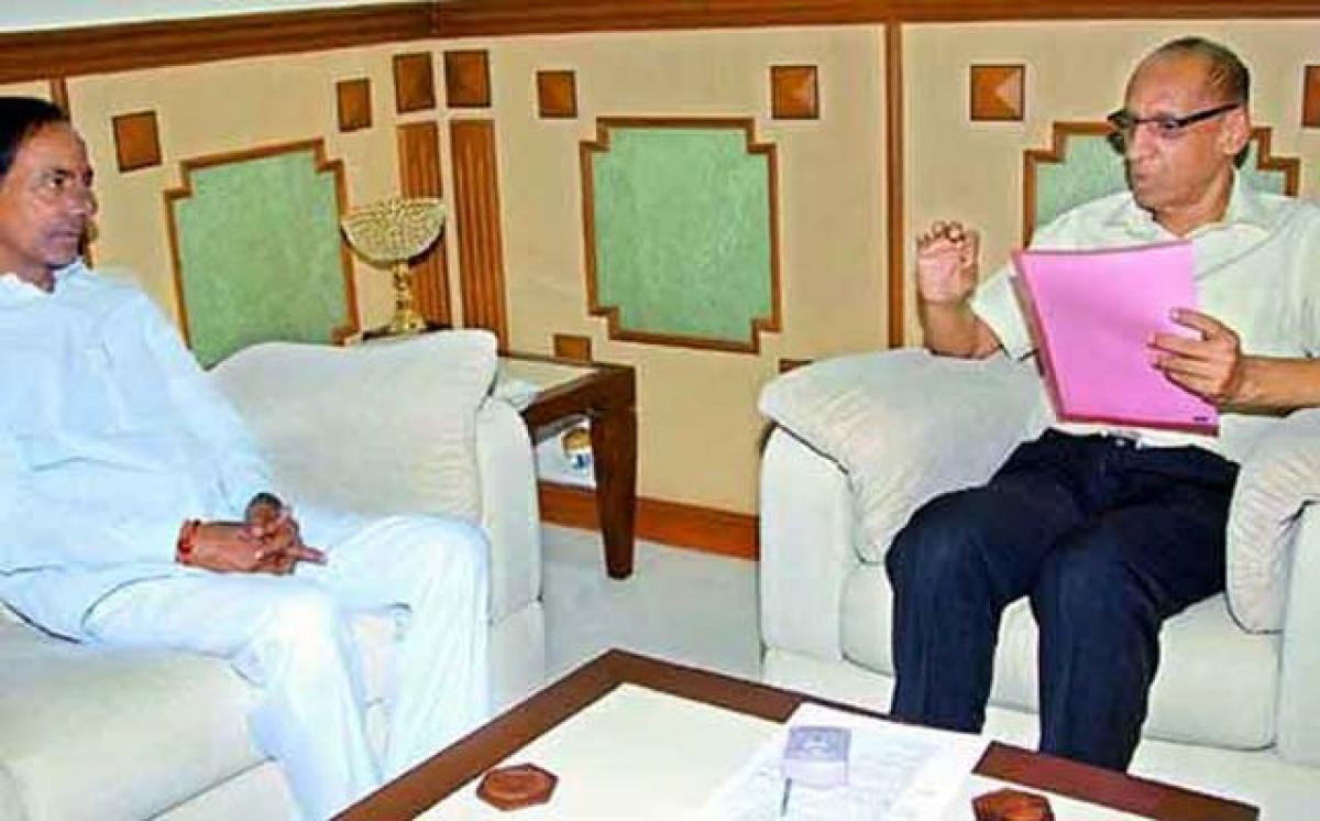 KCR meets Guv, briefs him on TS Day fete