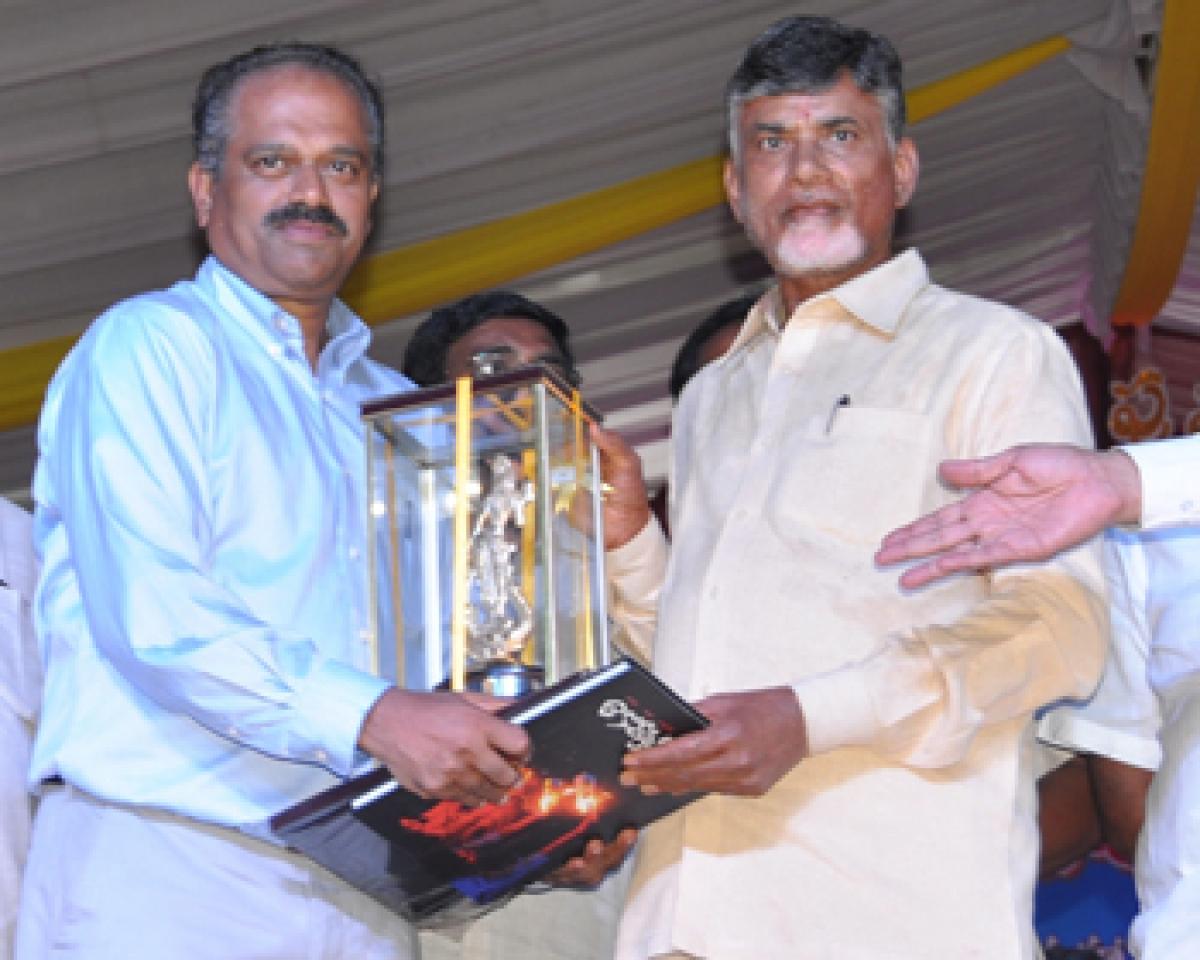 CM felicitates Pushkaralu duty personnel