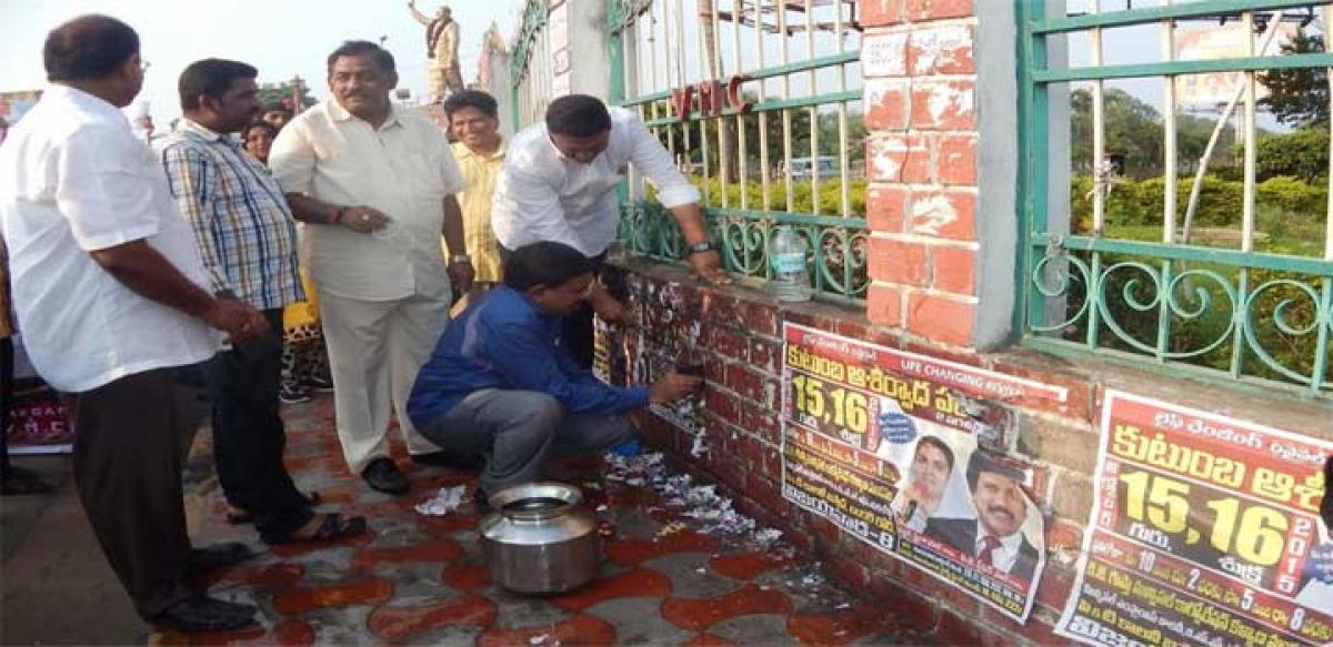 Make Vijayawada a poster-free city: Minister