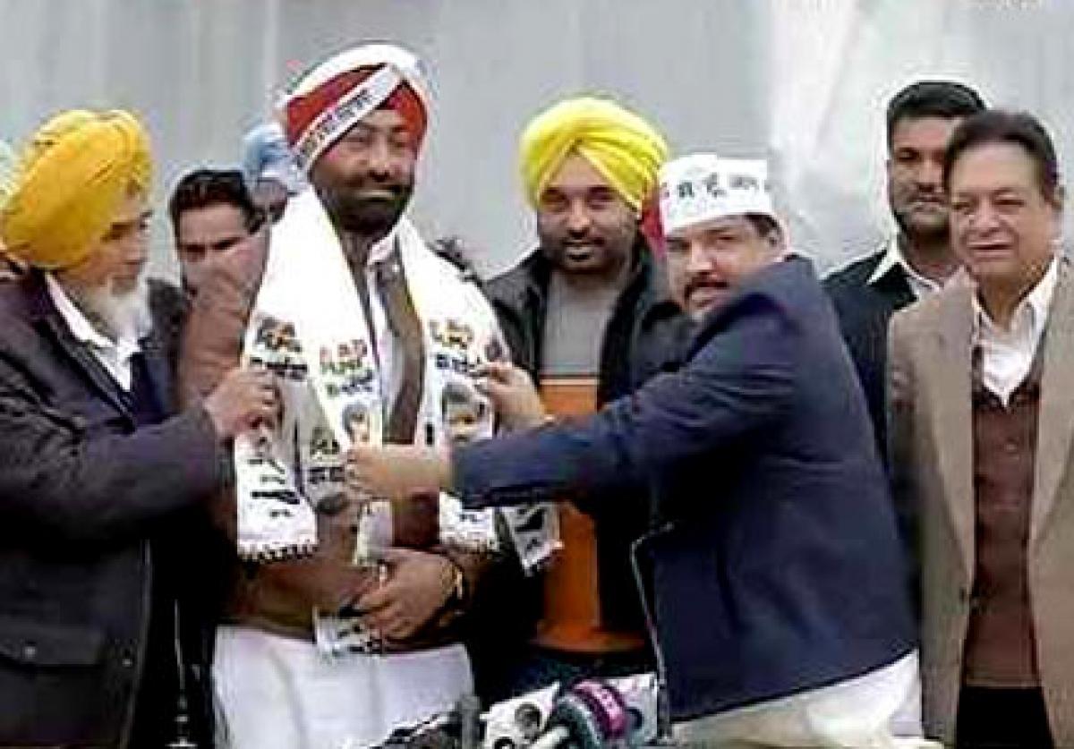 Former Congress leader Sukhpal Singh Khaira joins AAP