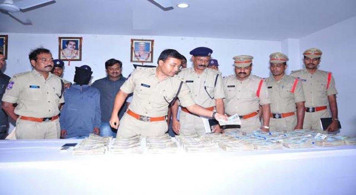 Police crack 35 lakh robbery case.