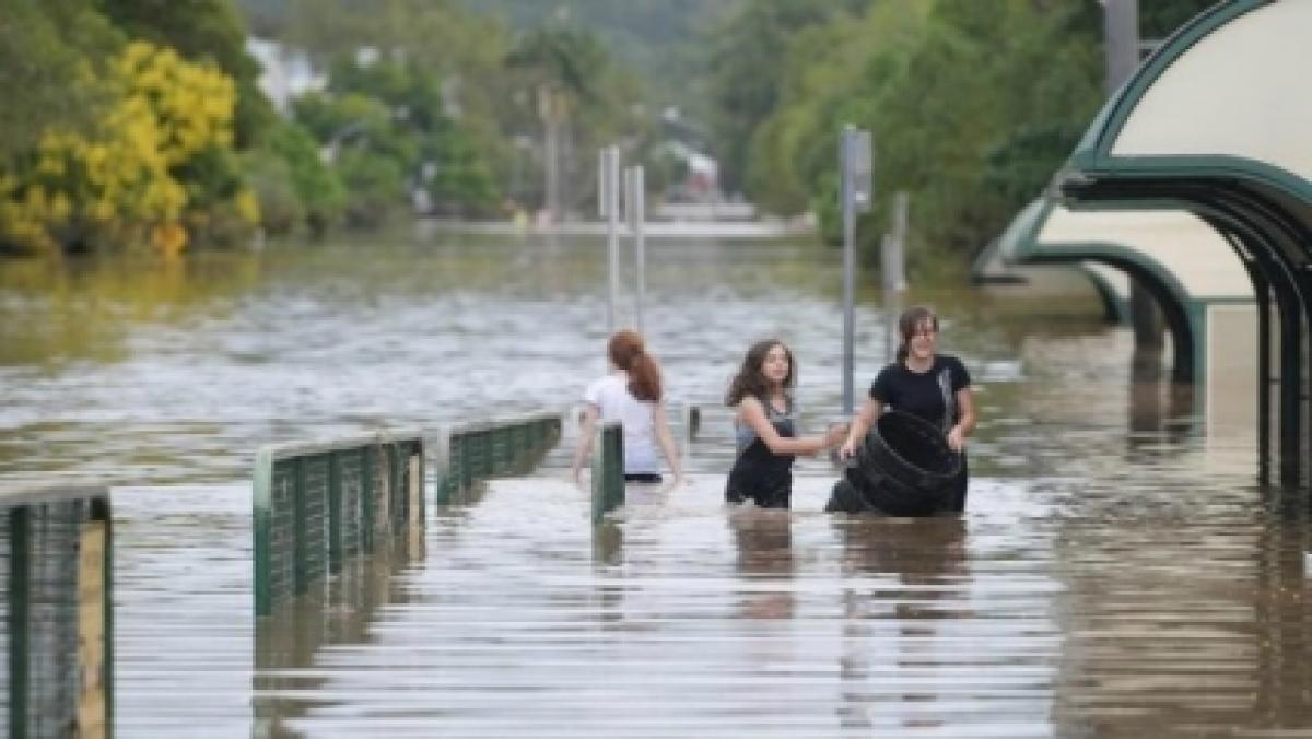 New Zealand begins clean-up as Cyclone Debbie floodwaters peak