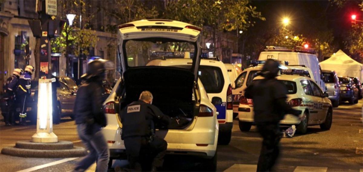 Hollande declares emergency after attacks kill dozens