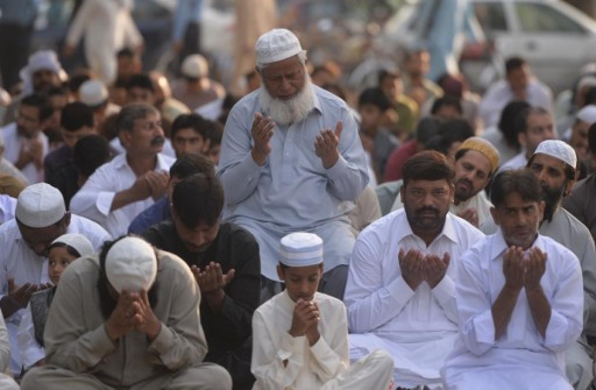 Suicide blast hits Eid prayers in Pakistan, 11 injured 