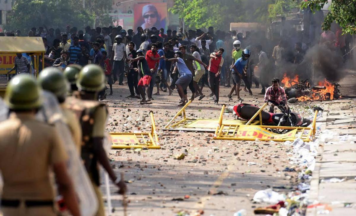 Stray violence mars Maharashtra farmers strike