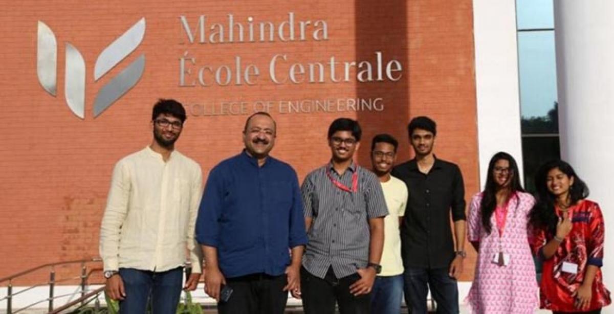 Eminent Indian author addresses young engineering students