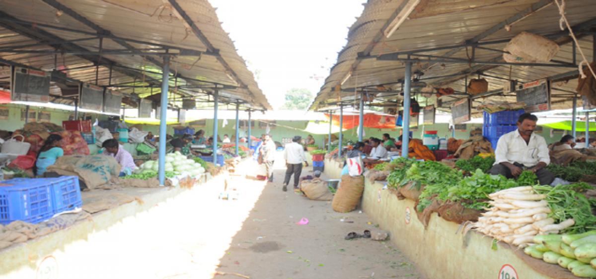 Vegetable vendors in throes of severe crisis