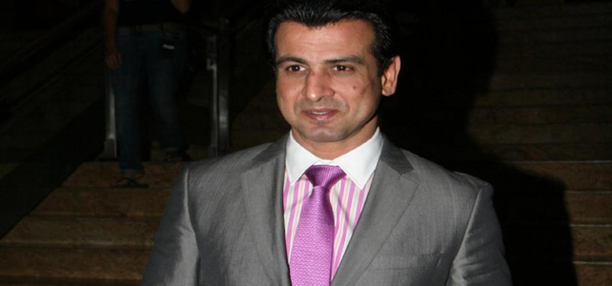 One can learn a lot just by observing Big B: Ronit Roy