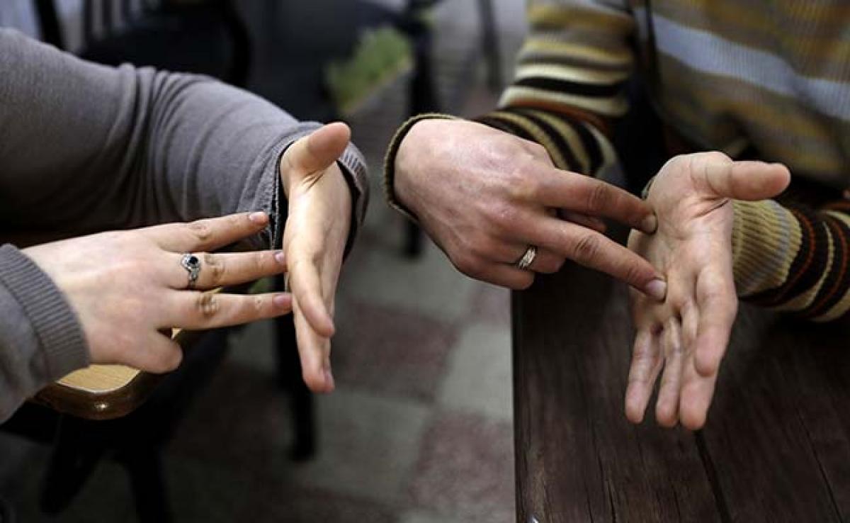 Deaf Syrians Learn The Language Of War