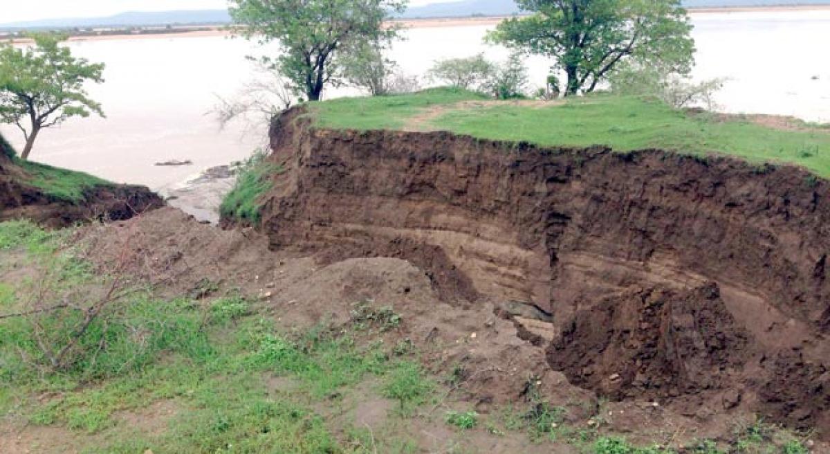 Embankment at Mangapet Pushkar ghat damaged