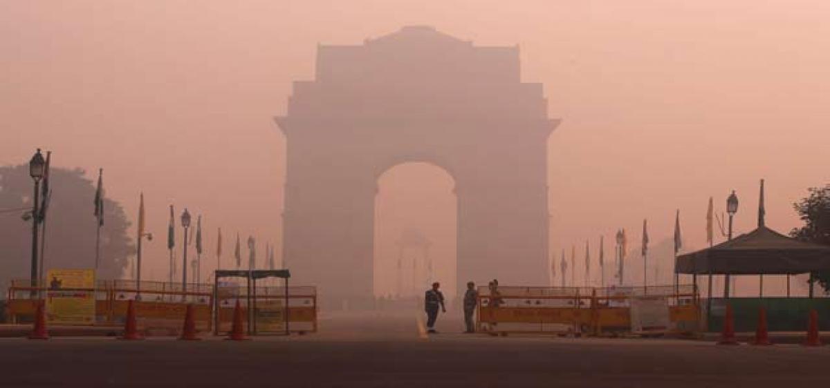 Smog chokes Delhi