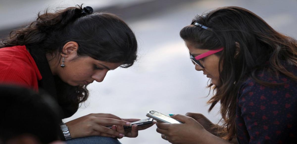 50 per cent of Indian teenagers prone to high use of mobile phones