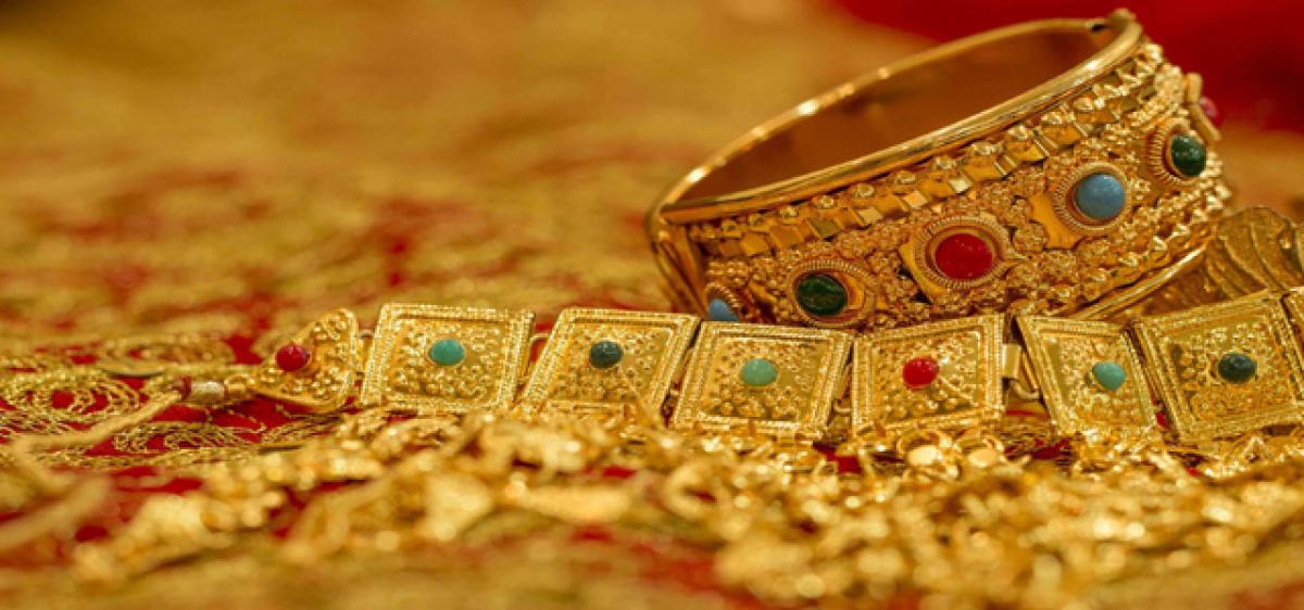 Gold recovers amid weak demand