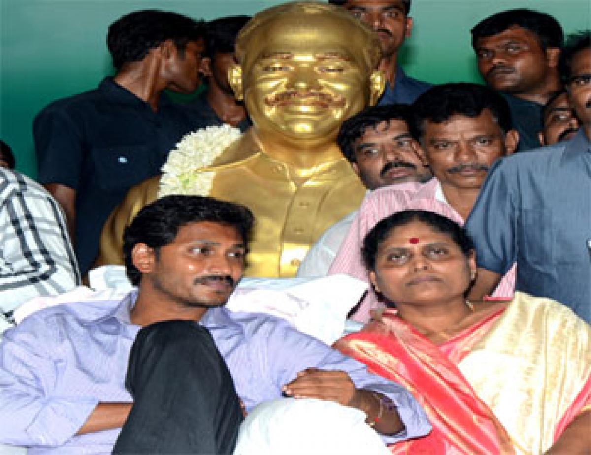 Vijayamma appeals for people’s support to Jagan’s indefinite fast