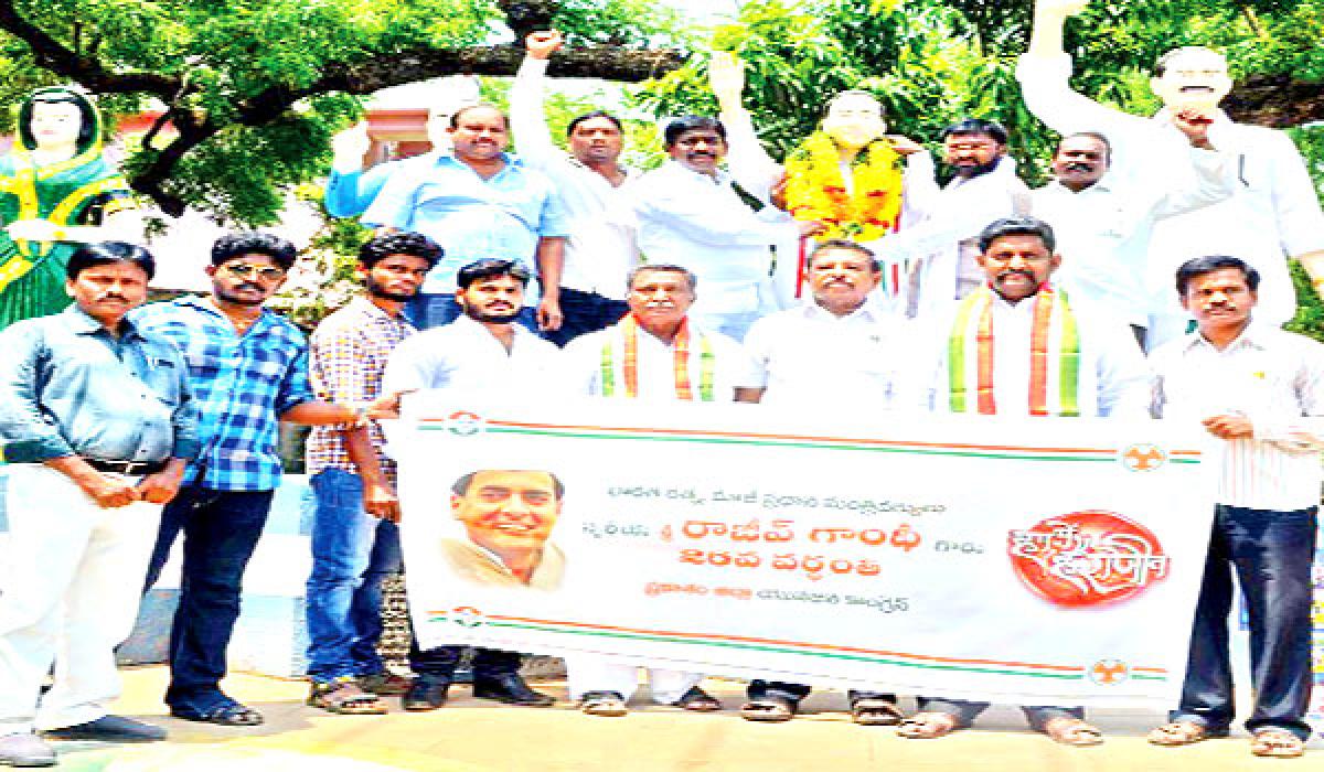 Youth Cong pays floral tributes to Rajiv Gandhi