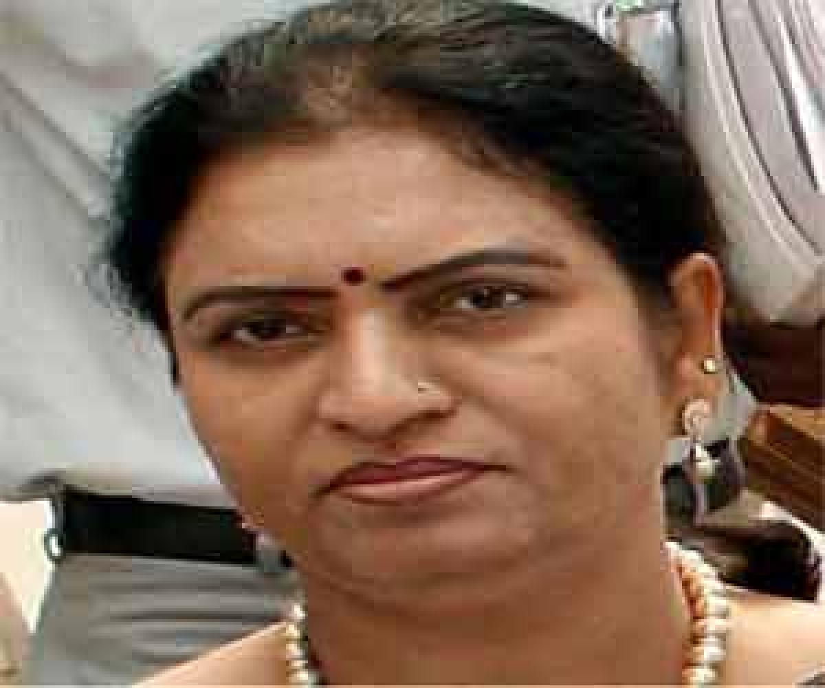 Aruna roars in anger, terms Jupally a cat…