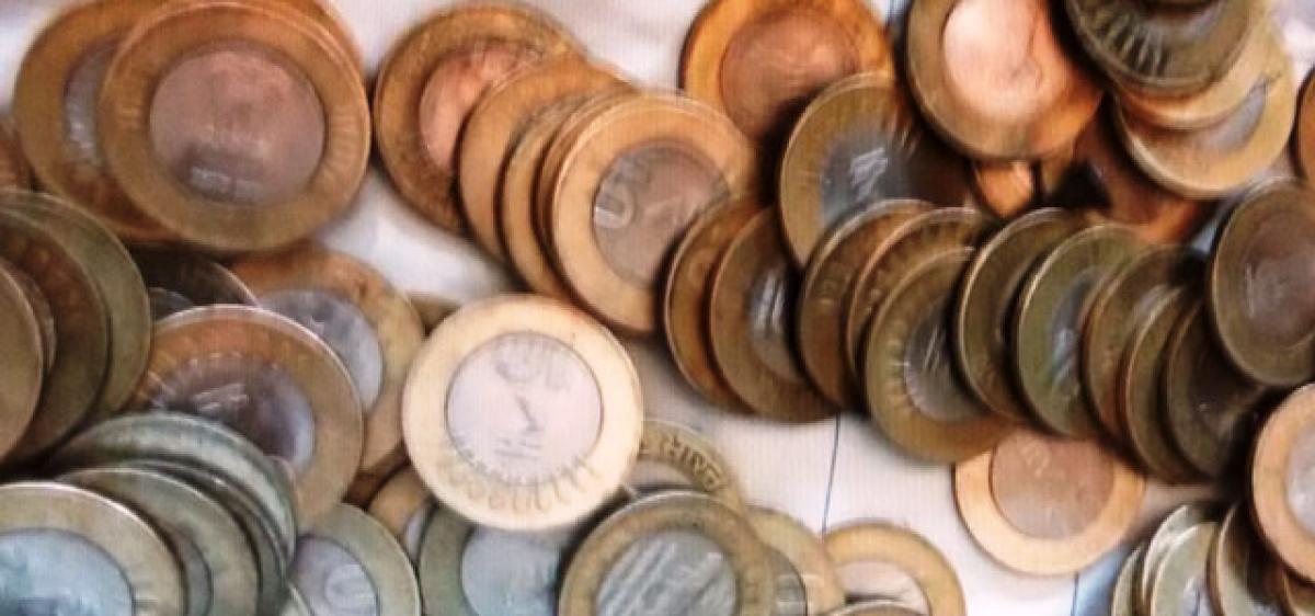 People facing dilemma over 10 coins