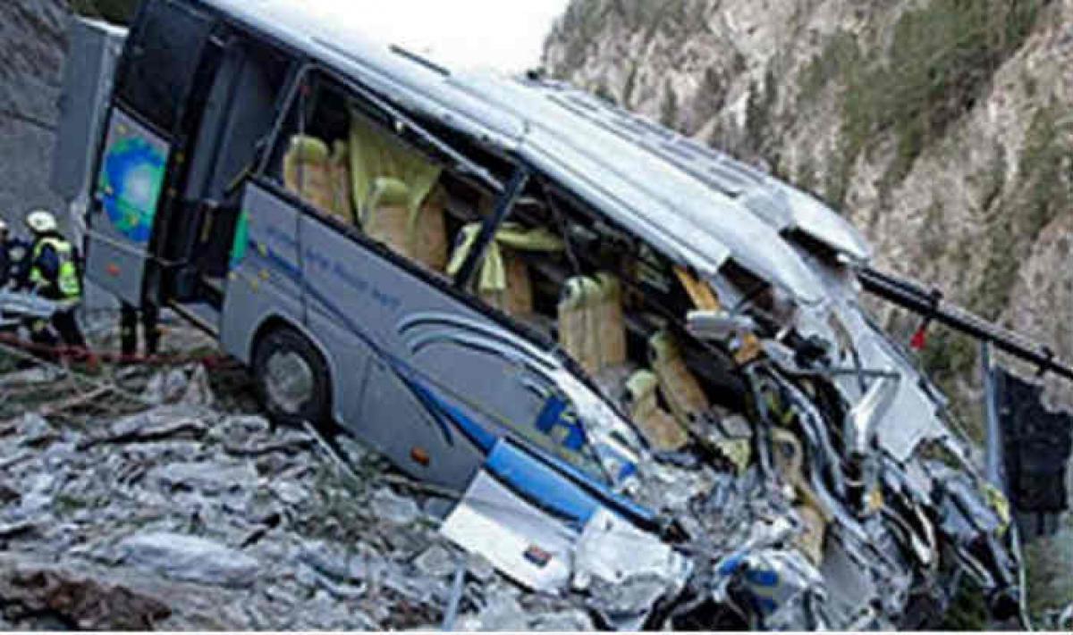 Death toll in auto-bus collision climbs to 15