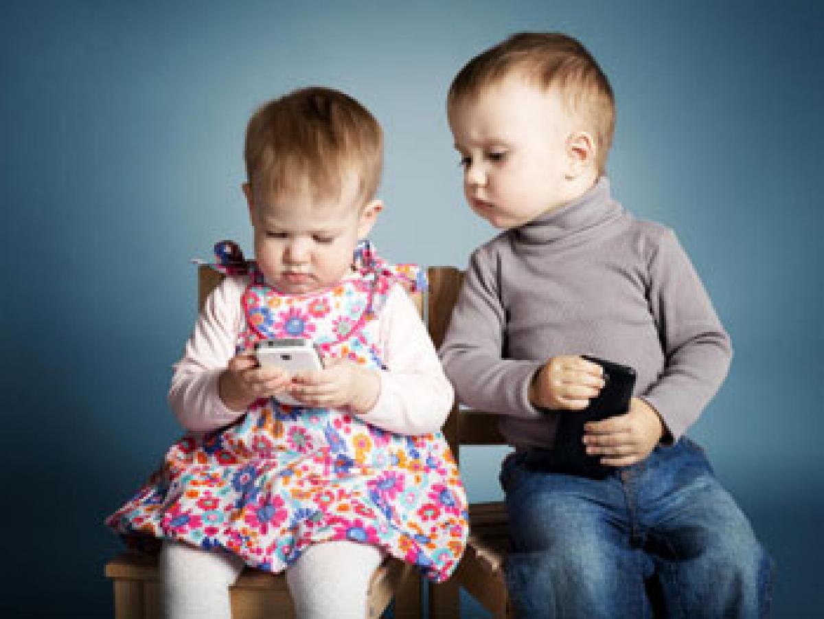 Most US toddlers hooked to smartphones, tablets