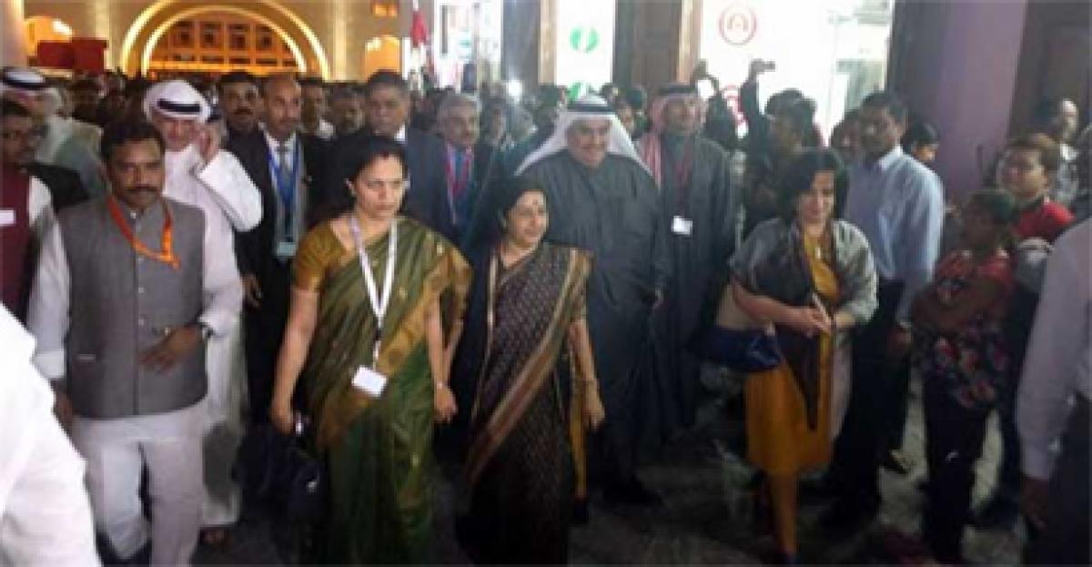 Bahrains Foreign Minister Accompanies Sushma Swaraj To Temple