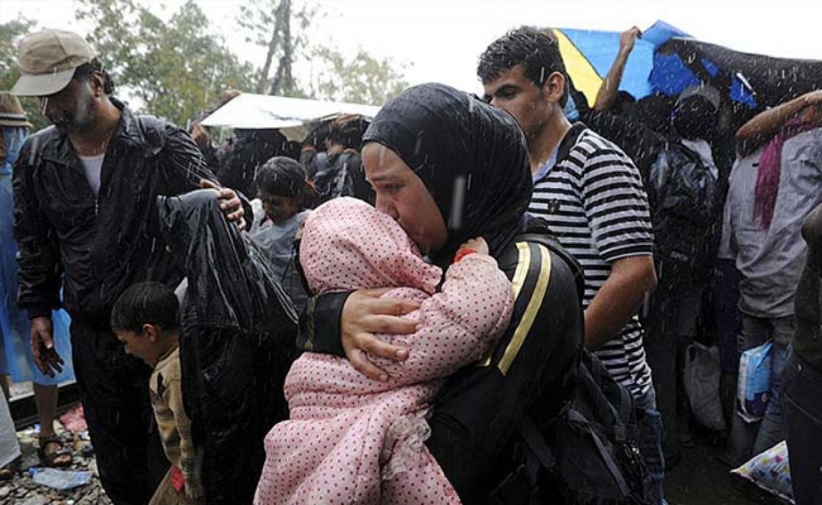 Refugees Tear through Police Lines at Macedonian Border