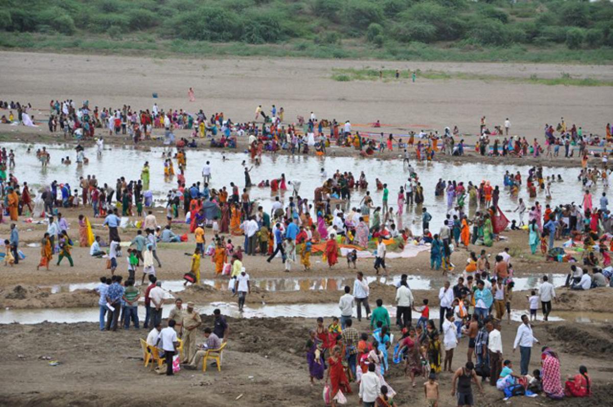 4 lakh devotees take a holy dip in Nizamabad