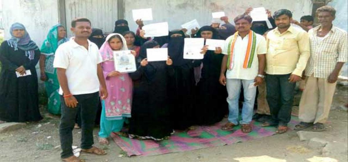 Peddapalli: Youth Congress demands release of pending bills of Indiramma Houses