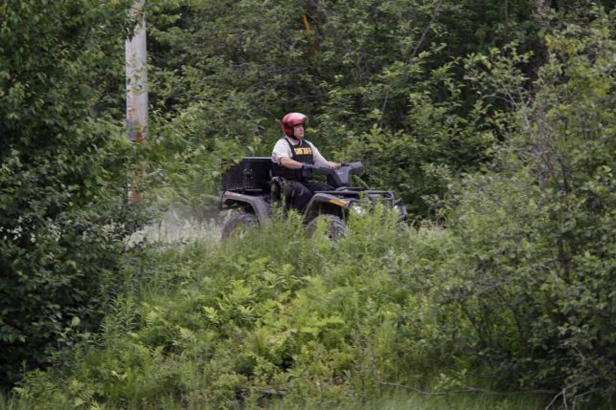 Manhunt for remaining New York prison escapee intensifies