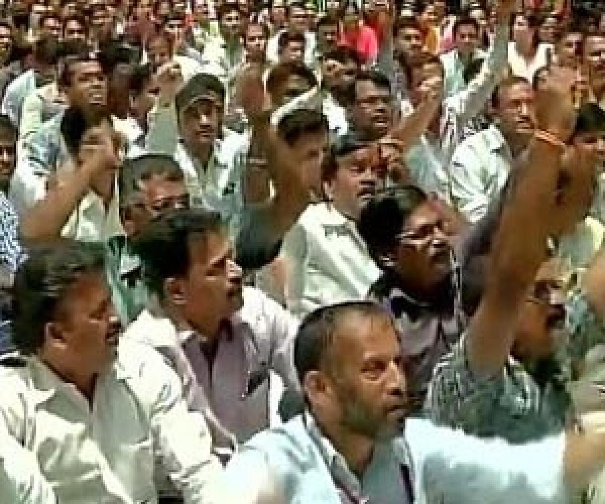 Maharashtra Mantralaya workers protest against Slapper MLA Bachchu Kadu