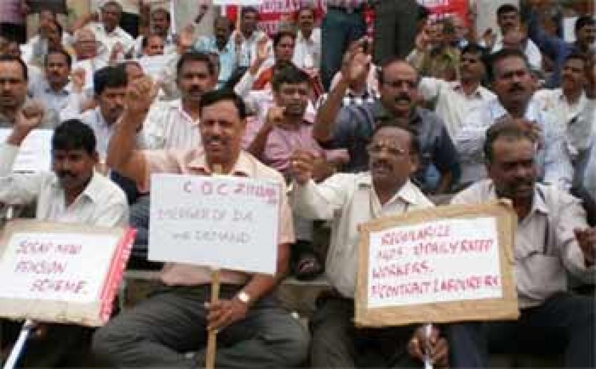 Central staff observe All India Protest Day