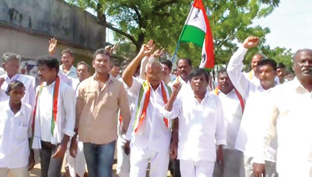 2000 from Pinapaka to attend Rythu Garjana Yatra