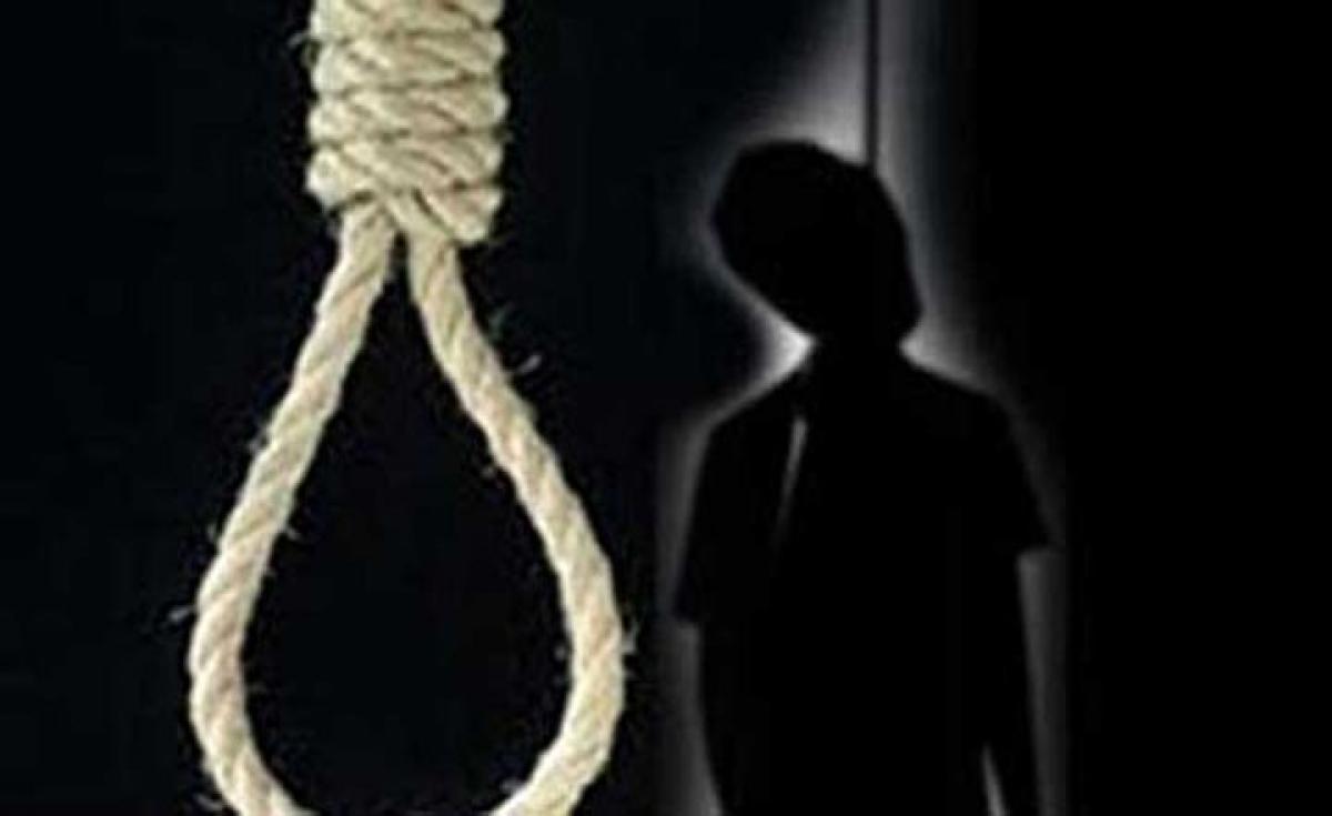 Youth hangs self in mobile shop