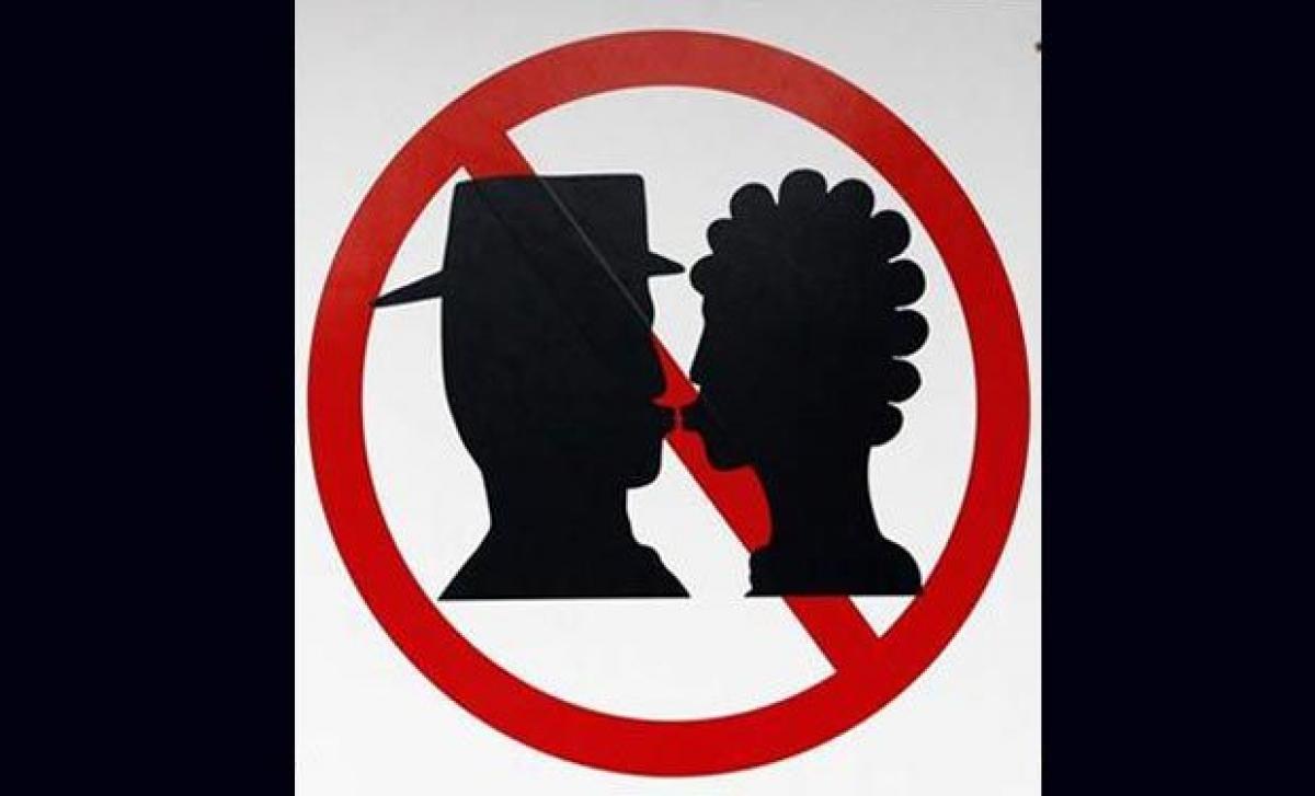 China police warn against kissing in subways