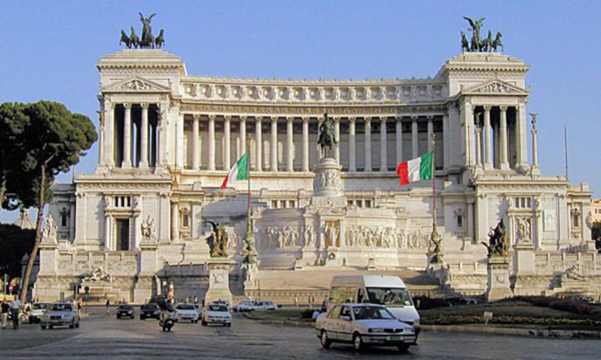 Paper bomb explodes near Italian Parliament
