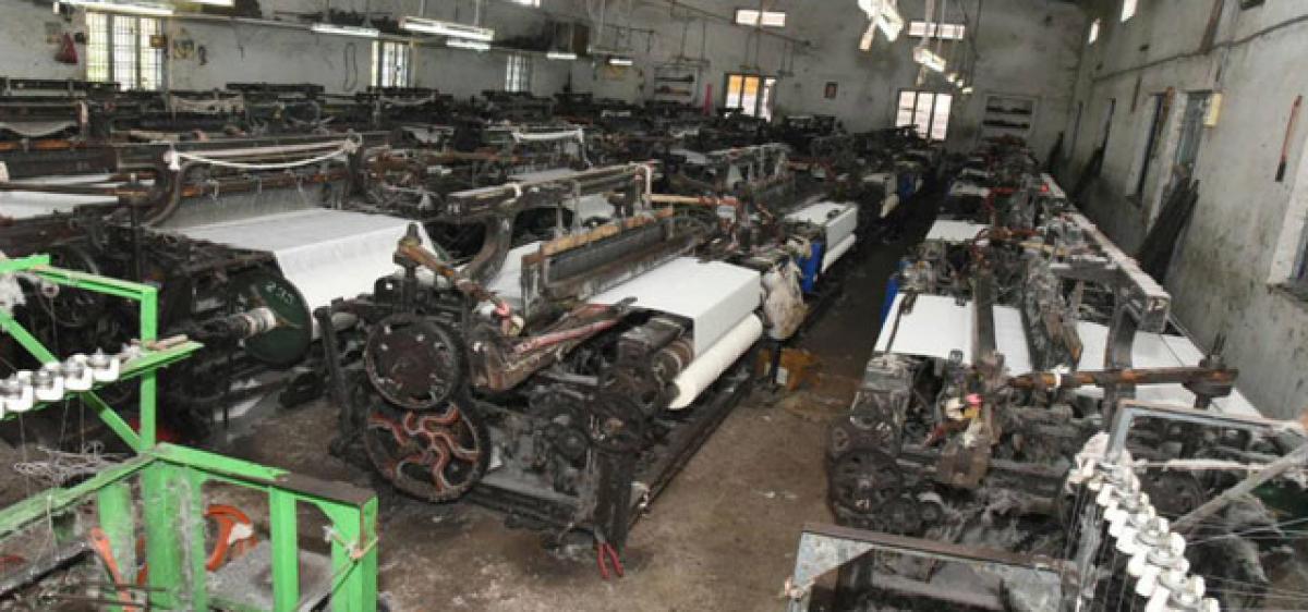 Sircilla Powerloom workers call off strike