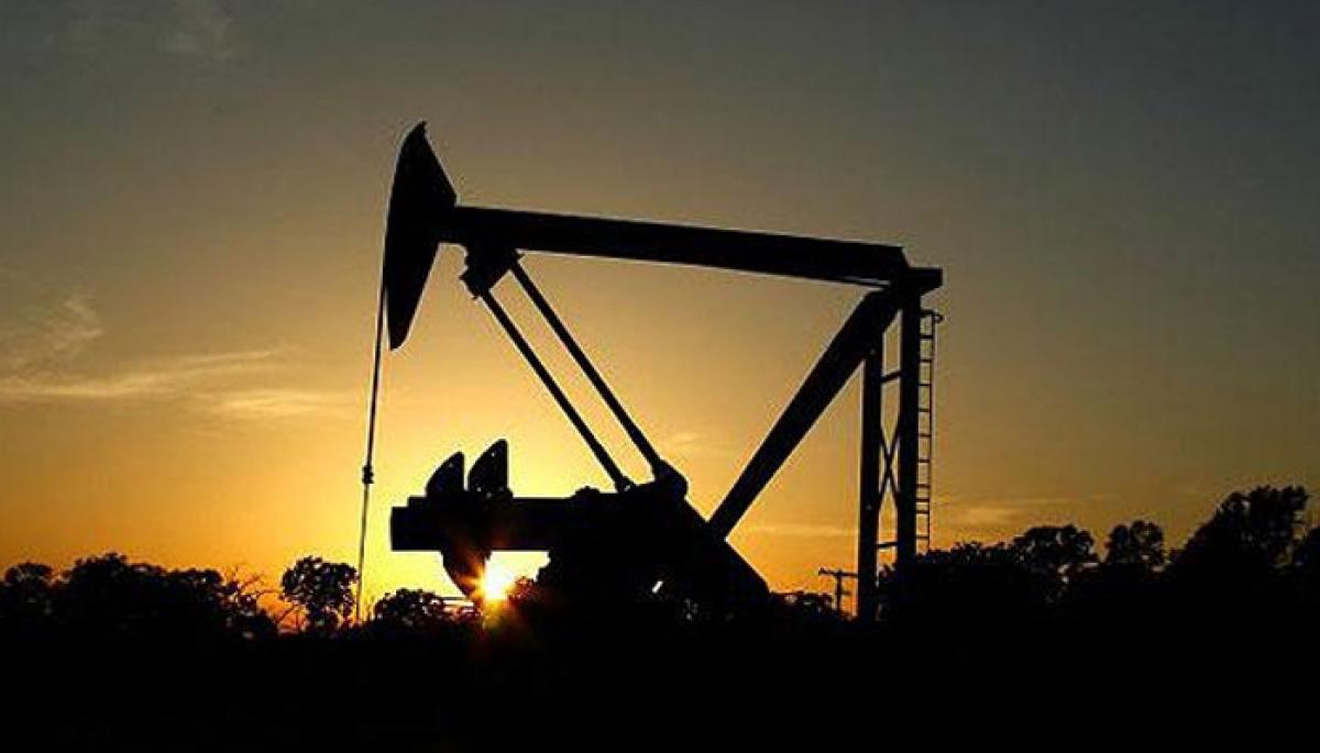US oil price gains amid falling output