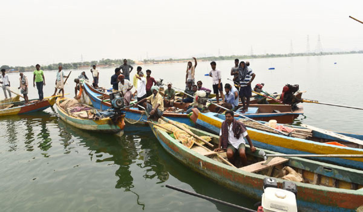 Guntupalli Port fishermen stage stir in River Krishna