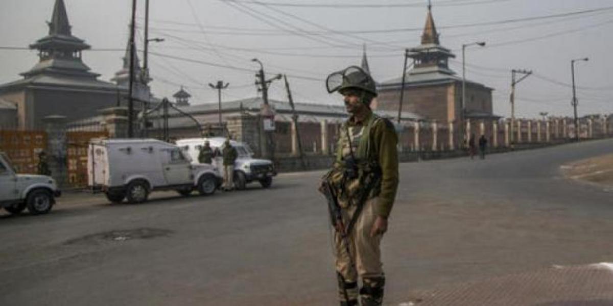 Policeman injured as gunfight rages in Kashmir