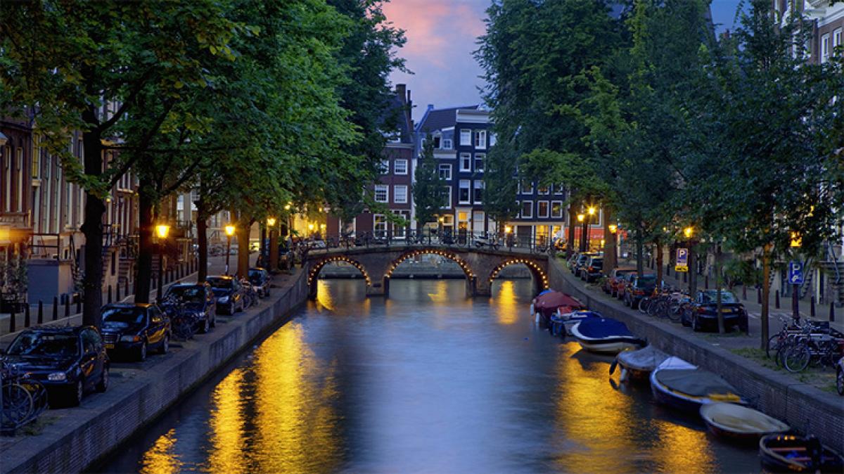 Cross Amsterdam canal on 3D printed bridge