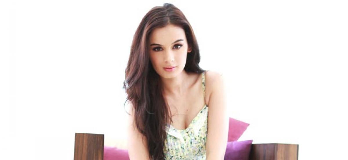 Fans mob Evelyn Sharma on the sets at Mumbai mall