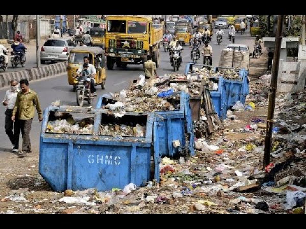 Strike continues, garbage overflows