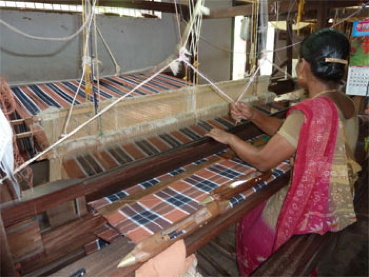 Use handloom fabric, save weavers: FM